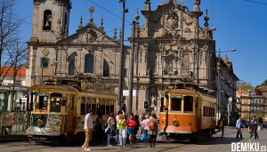 Tranvías delante de la Iglesia Da Nossa Senhora Do Carmo Das Carmelitas Oporto