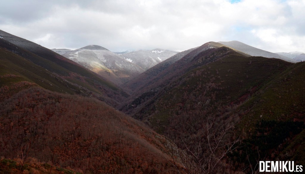 Montañas nevadas en los Ancares de Lugo (Galicia)