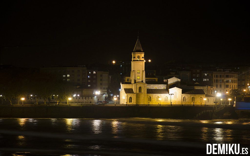 Iglesia San Pedro Gijón, desde Playa San Lorenzo