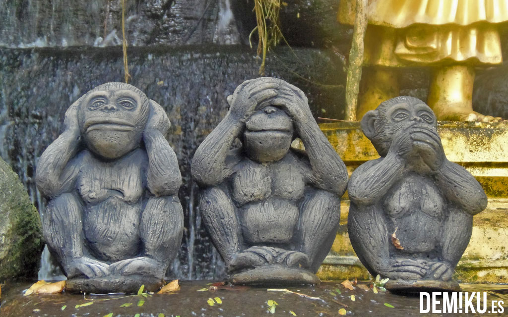 Monos Budistas en el Monte Dorado, Bangkok (Tailandia)