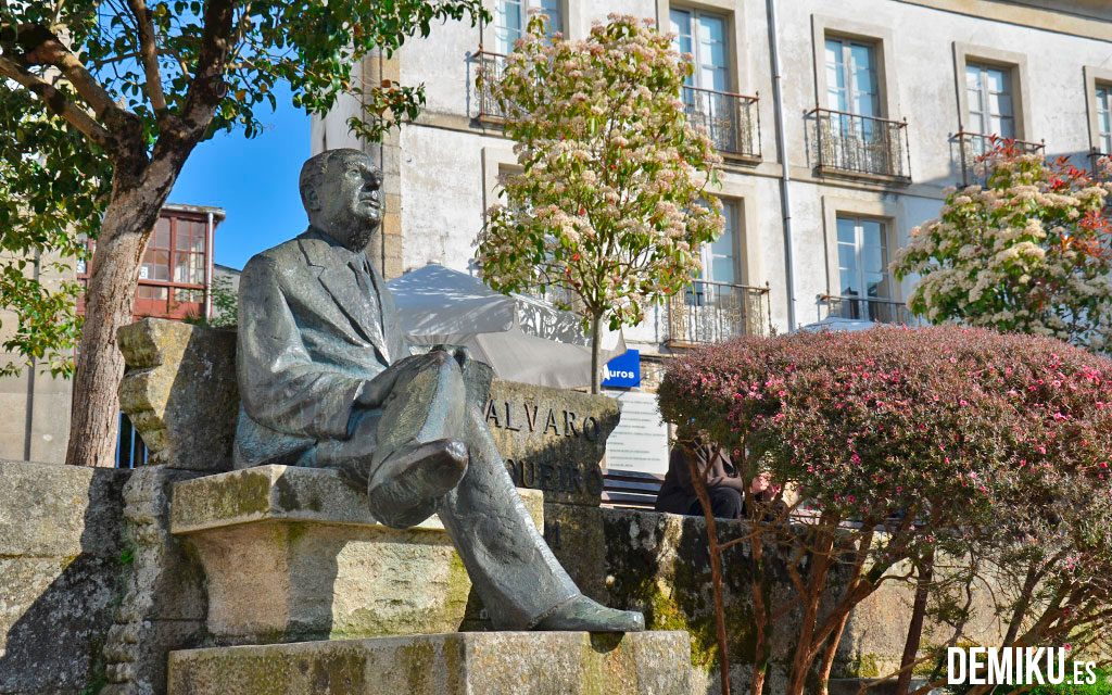 Estatua de Alvaro Cunqueiro mirando a la Catedral 