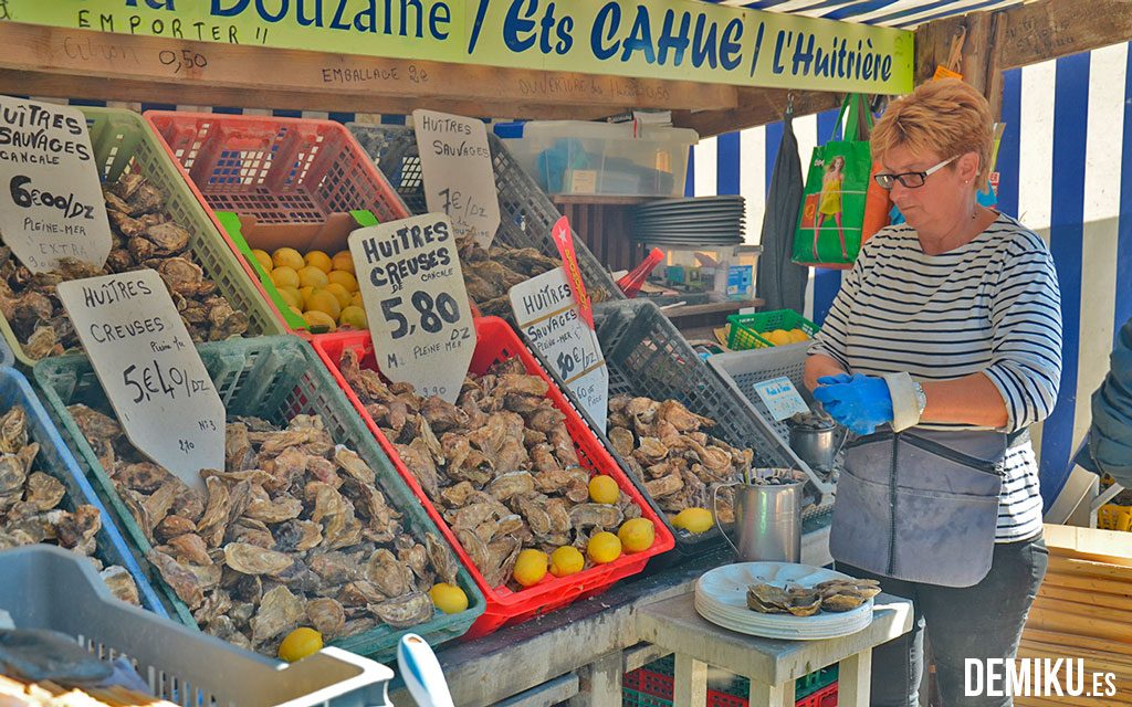 Puesto de ostras en el puerto de Cancale