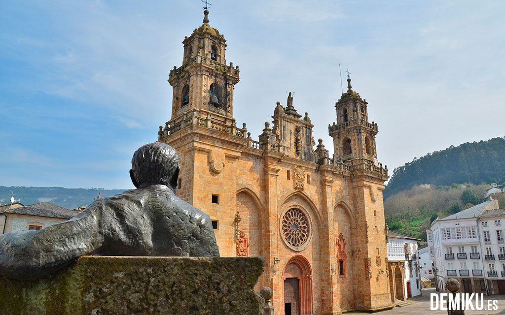 Álvaro Cunqueiro observando la Catedral de Mondoñedo