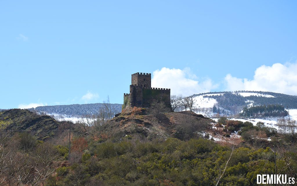 Castillo de Doiras con la nieve al fondo